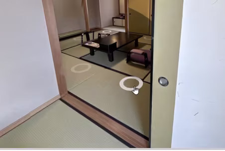 点击并拖动光标可移动视角