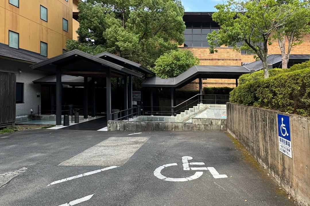 駐車場(建物正面）