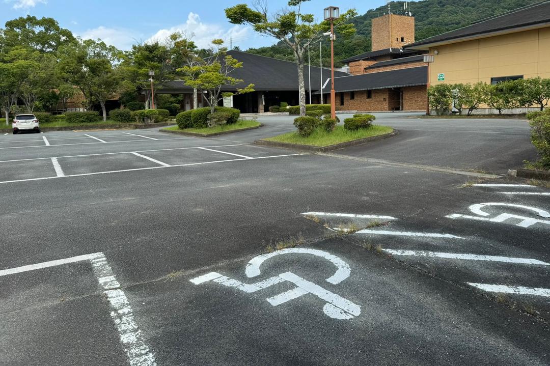 駐車場(建物正面）