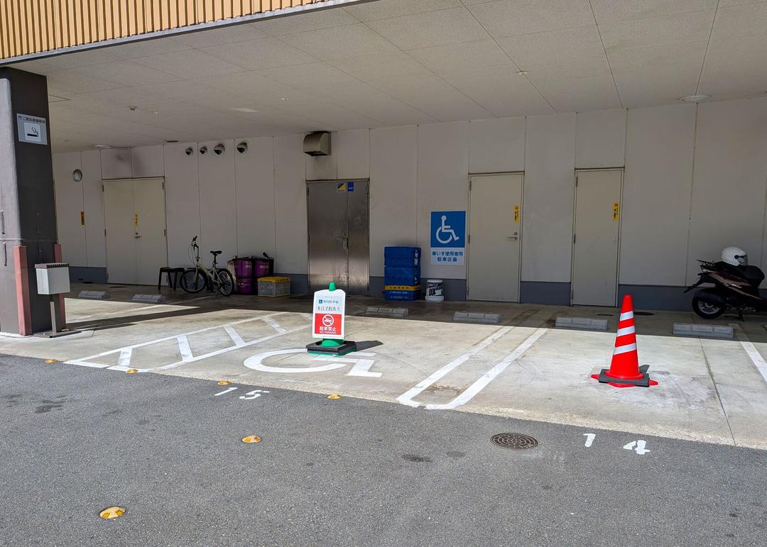 身障者駐車場(駐車場出入口エントランス西側)