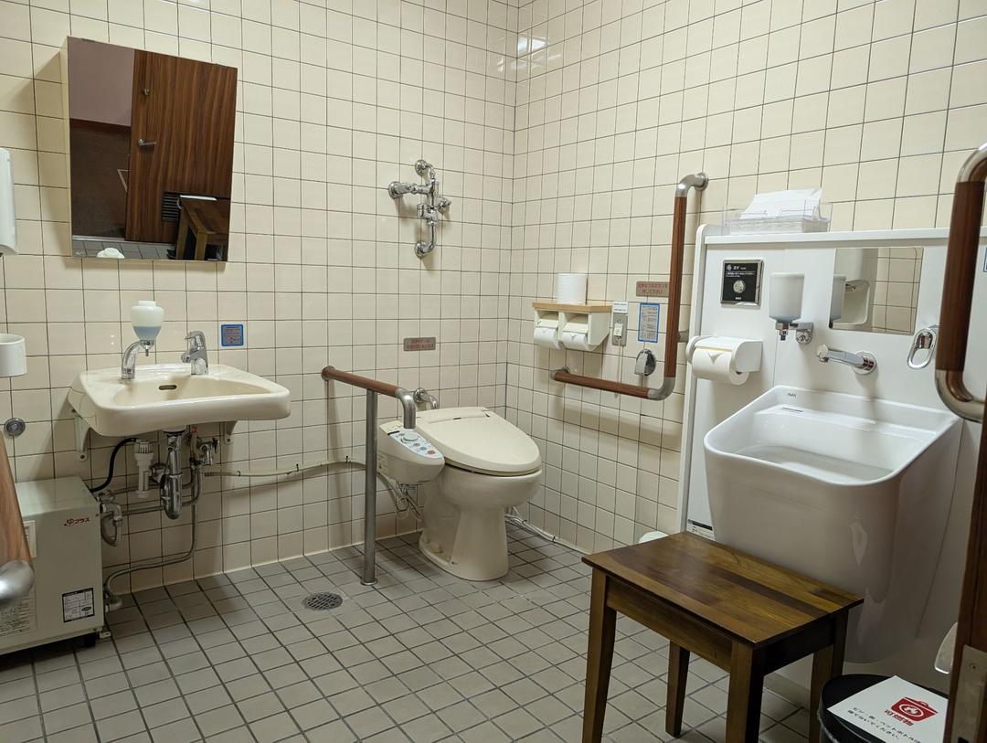 共用障害者トイレ(1F)