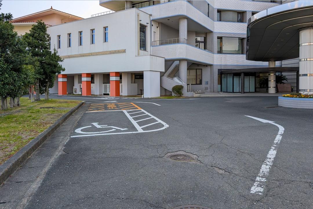 身障者用駐車場2(エントランス手前)その他合わせて4箇所あります。