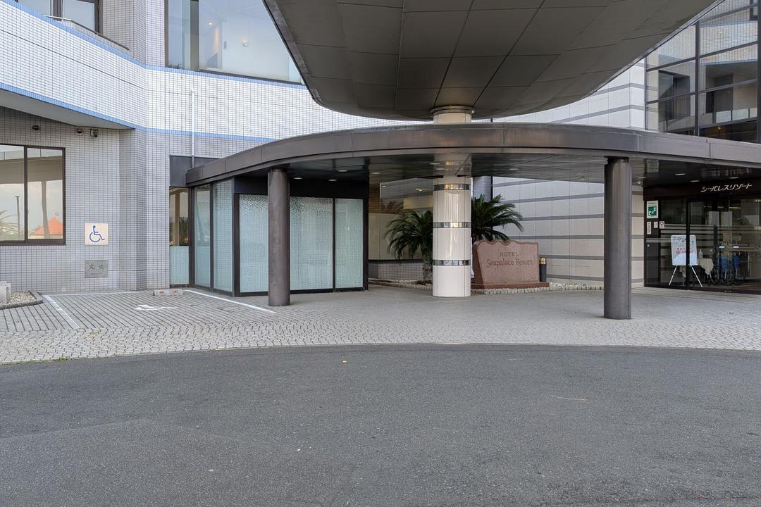 身障者用駐車場1(エントランス左側) その他合わせて4箇所あります。