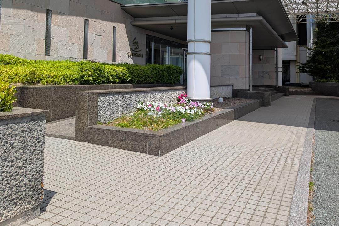 エントランス向かって左側スロープあり