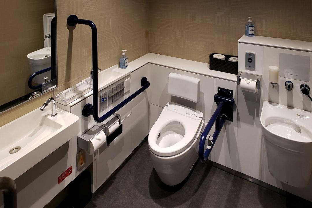 身障者用トイレ(1Fフロントフロアー)
