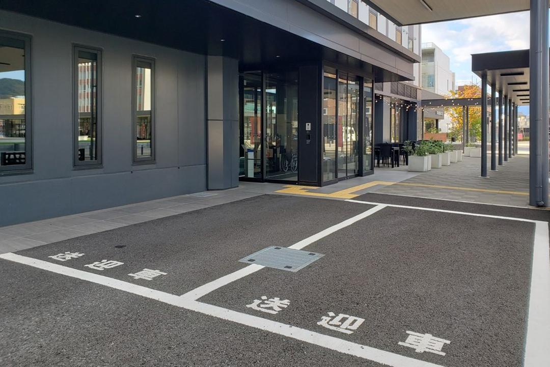 エントランス脇の乗降用駐車スペース。建物裏側に身障者用駐車場あり。