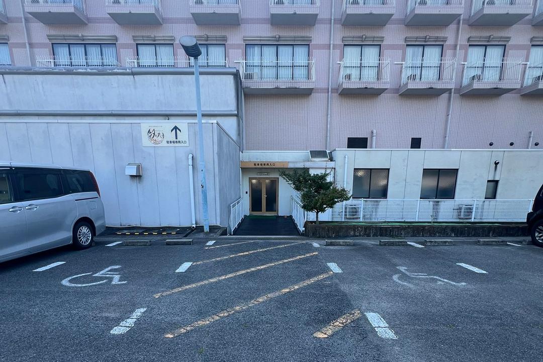 駐車場(建物北側)駐車場から通用口に段差があるため、乗降は正面玄関車寄せでお願いします。