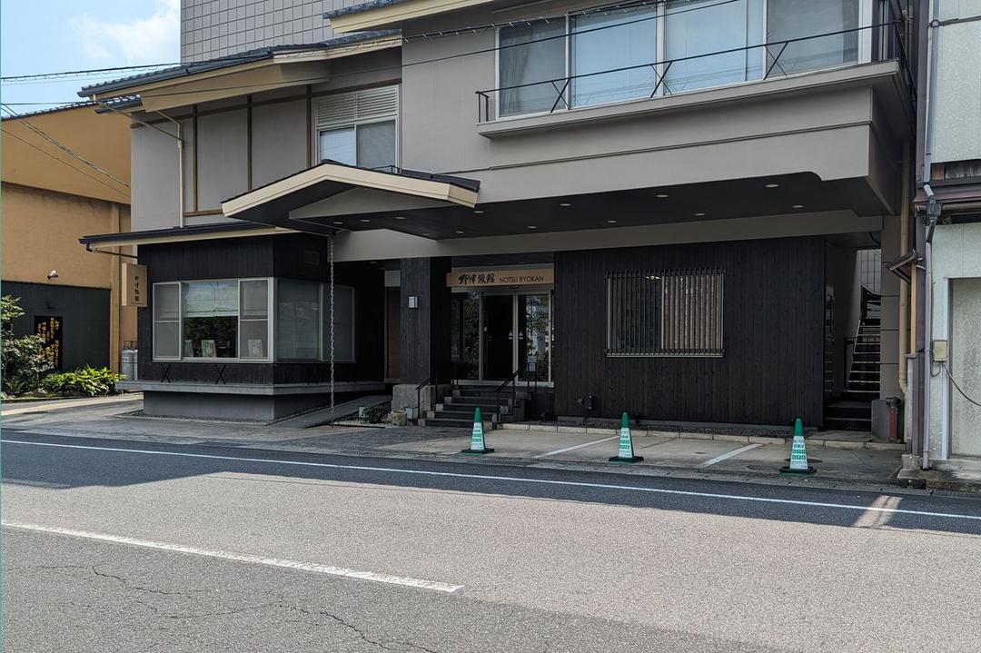 障害者駐車場(建物正面)