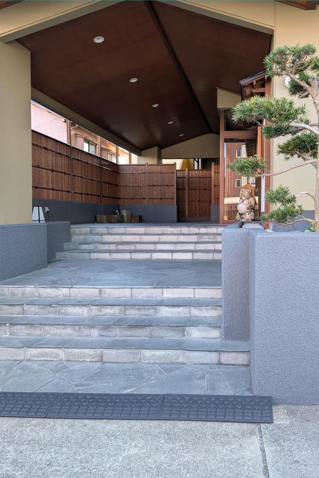 正面エントランス(階段あり)*裏入口より入場可能