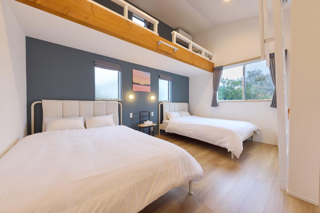 寝室(ダブルベッド間スペース165cmを確保)