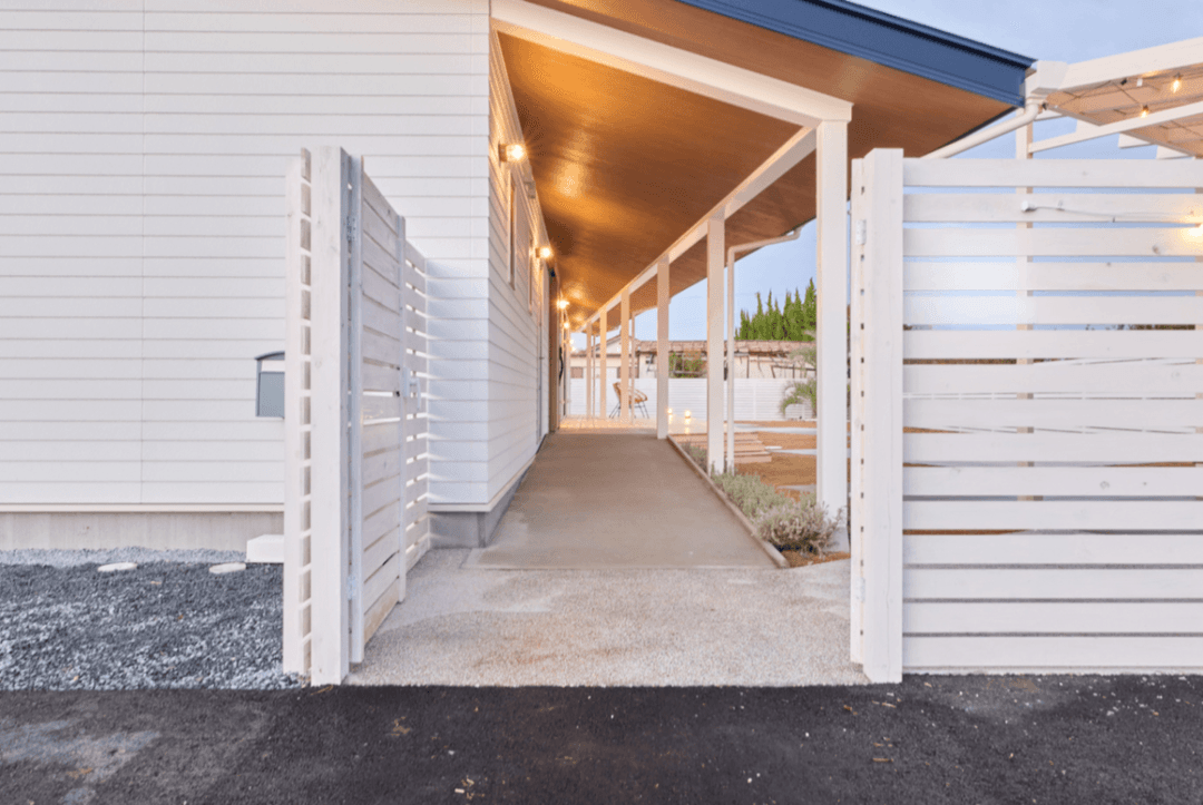 エントランス前駐車場(スロープで建物へそのまま入室可能)