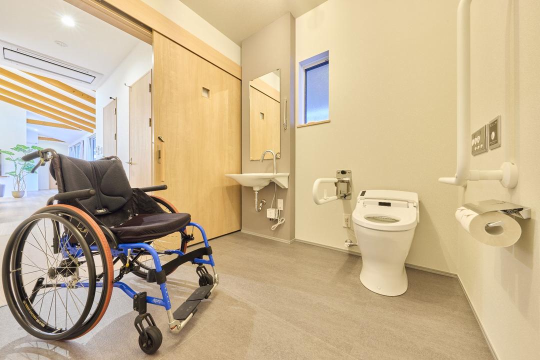 トイレ(車いすで回遊可能な広さ・手すり・非常用ボタンあり)