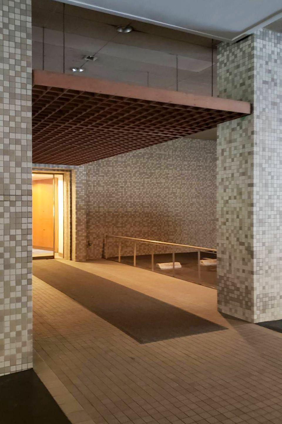 駐車場雨に濡れずフロント続きます。