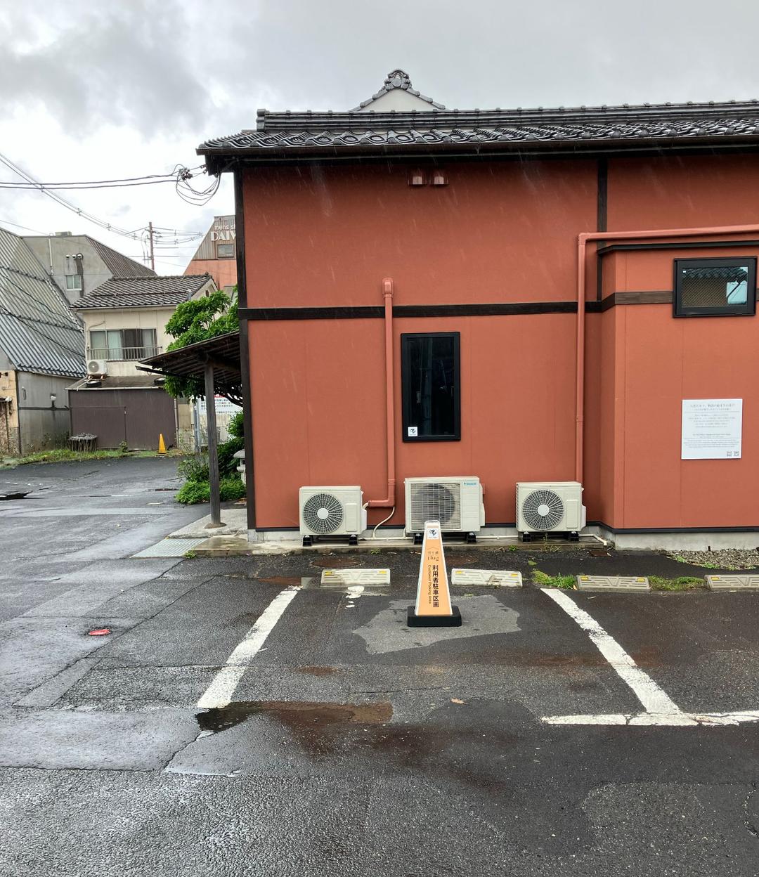 宿泊棟脇に専用駐車場あり。