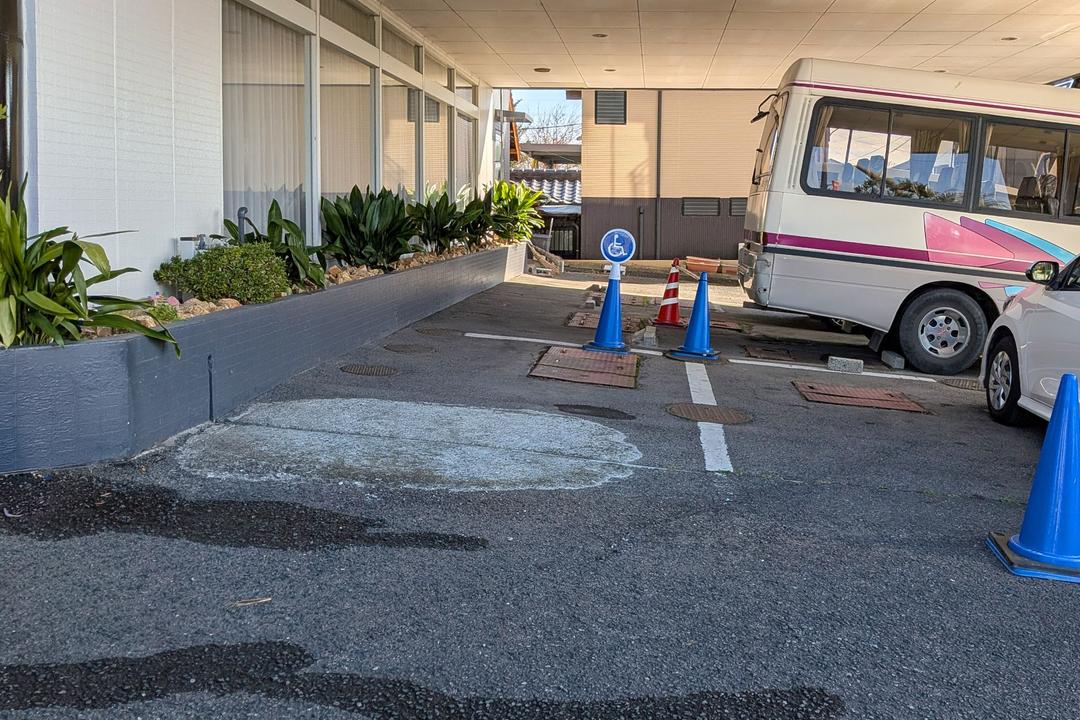 エントランス脇、身障者用駐車場(屋根あり)